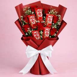 kitkat with red rose bouquet